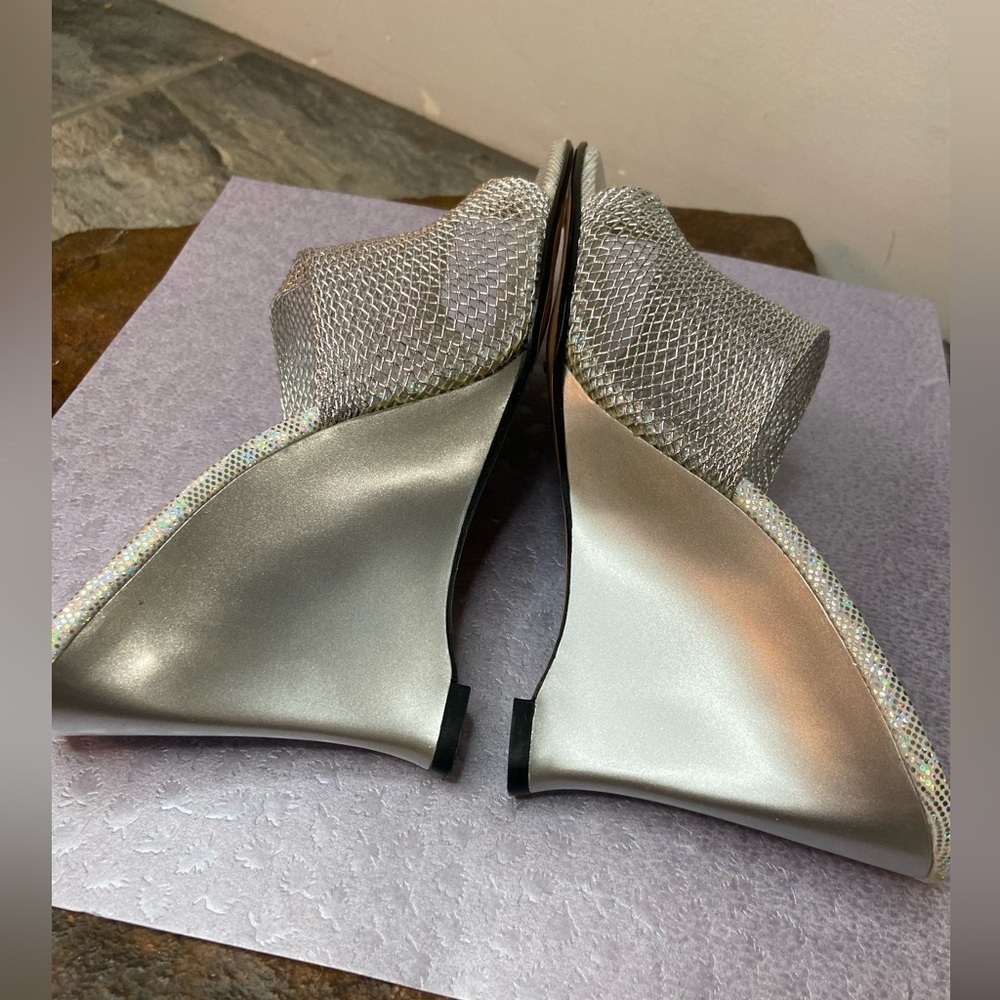 Pierre Dumas~Iridescent Insole w/Wire Mesh-Look Slide Sandal~Wedge~Silver~Size 9 - Picture 2 of 13